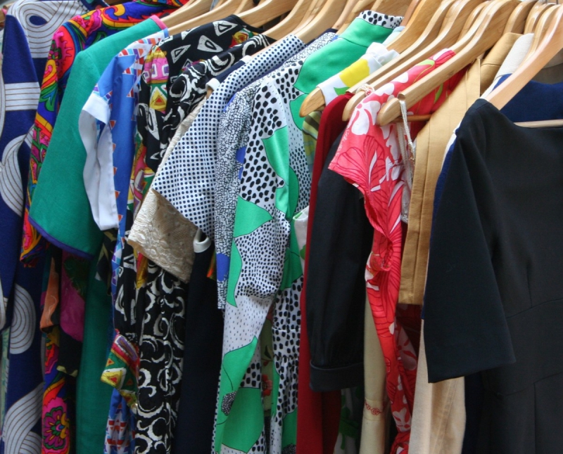ecommerce-ROQUESTERON-min_dresses_apparel_clothing_clothes_clothes_hangers_wooden_hangers_retail_shop_closet-1149845