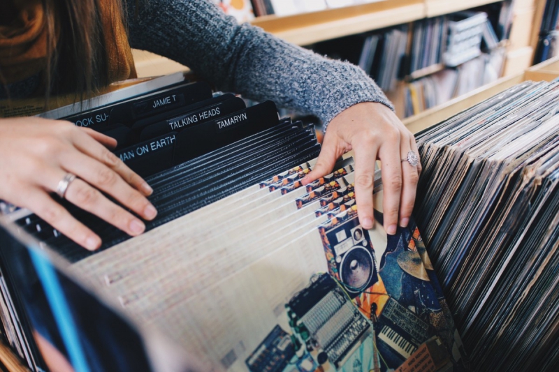 ecommerce-ROQUESTERON-min_vinyl_records_store_shopping_retro_music_audio_album_rock-684576
