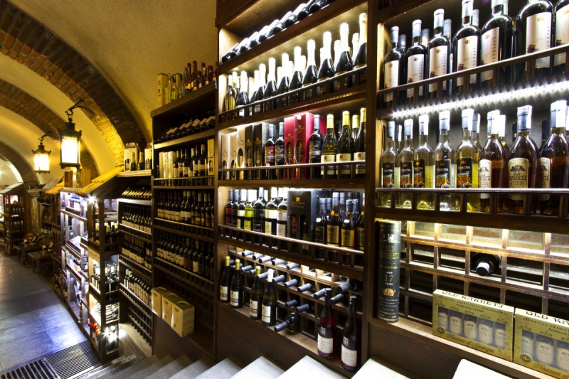 ecommerce-ROQUESTERON-min_world_street_travel_shop_canon_georgia_wine_bottles-429767